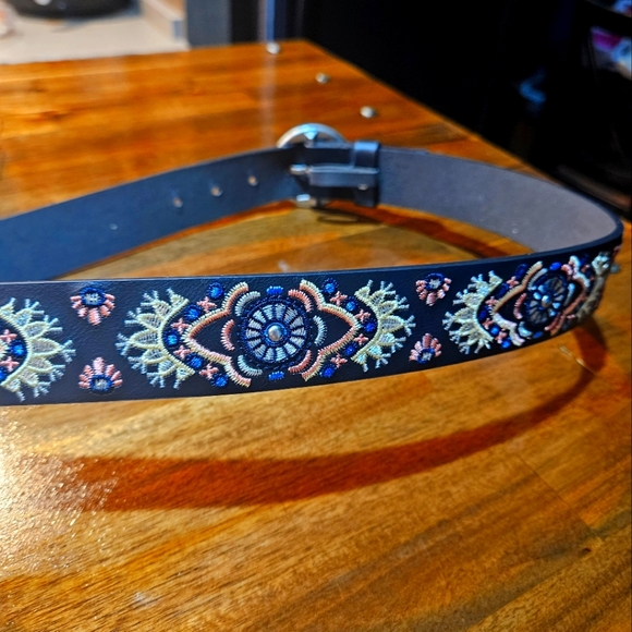 Women's Faux Leather Belt.... - Picture 6 of 6
